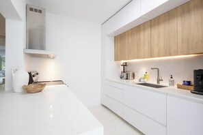 Een koelkast, een magnetron, een oven, een kookplaat