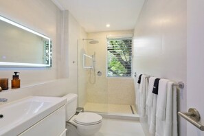 Hair dryer, towels - Villa Georgetti Hidden Gem in Miramar, SJ | Power Generator, Water Cistern, Parking (San Juan)