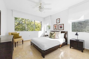 3 slaapkamers, een strijkplank/strijkijzer, reisbedje, gratis wifi