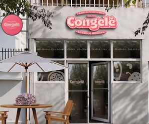 A storefront with a sign reading 'Congelé' and 'Ice Cream Artisanal.'