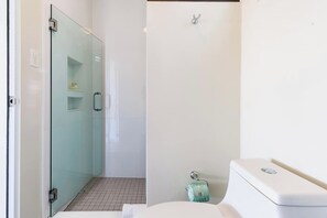 Produtos de toalete grátis, secador de cabelo, roupões de banho 