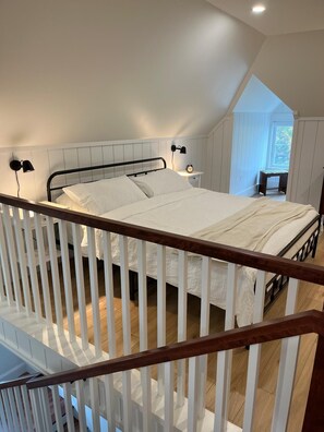 5 bedrooms, iron/ironing board, WiFi, bed sheets