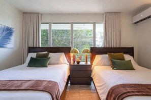 3 habitaciones, escritorio y tabla de planchar con plancha 