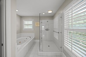Douche, baignoire à remous, séchoir à cheveux, serviettes fournies