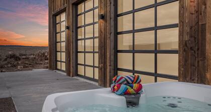 CAMP NASH: Trailer Parking, Huge Garage Doors w/ hot tub Wifi