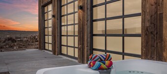 CAMP NASH: Trailer Parking, Huge Garage Doors w/ hot tub Wifi