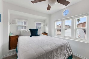 1 bedroom, free WiFi, bed sheets - View of Space X from Waterfront one bedroom (629) (Port Isabel)