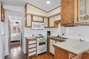 Fridge, oven, stovetop, coffee/tea maker