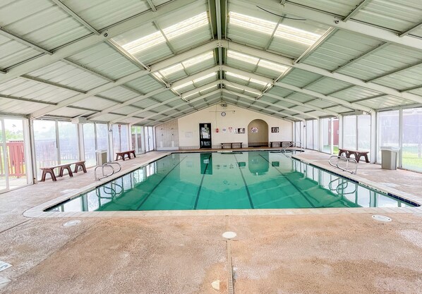 Una piscina cubierta, una piscina climatizada