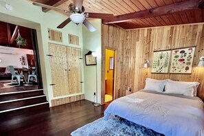 2 bedrooms, desk, WiFi, bed sheets