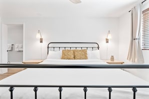 3 bedrooms, desk, iron/ironing board, WiFi - Sea Song Ocean Escape (Crescent City)