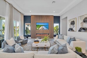 Smart-TV, Tischfußball, Tischtennisplatte