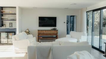 Una Smart TV, una chimenea, una pantalla de ordenador