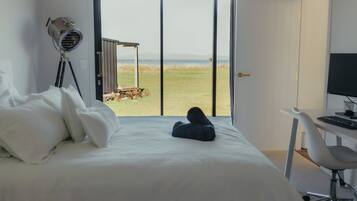 3 bedrooms, desk, iron/ironing board, WiFi