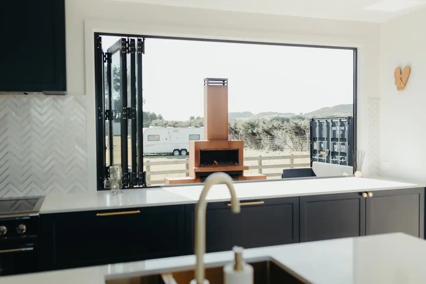 冷蔵庫、電子レンジ、オーブン、コンロ