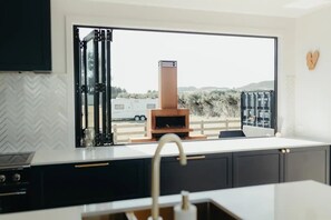 Frigorífico, microondas, horno y placa de cocina