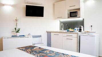 Frigorifero, microonde, piano cottura, macchina per tè/caffè