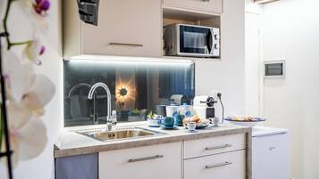 Kühlschrank, Mikrowelle, Herdplatte, Wasserkocher mit Kaffee-/Teezubehör