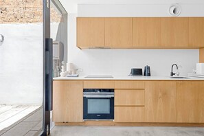 Jääkaappi, uuni, liesi, astianpesukone