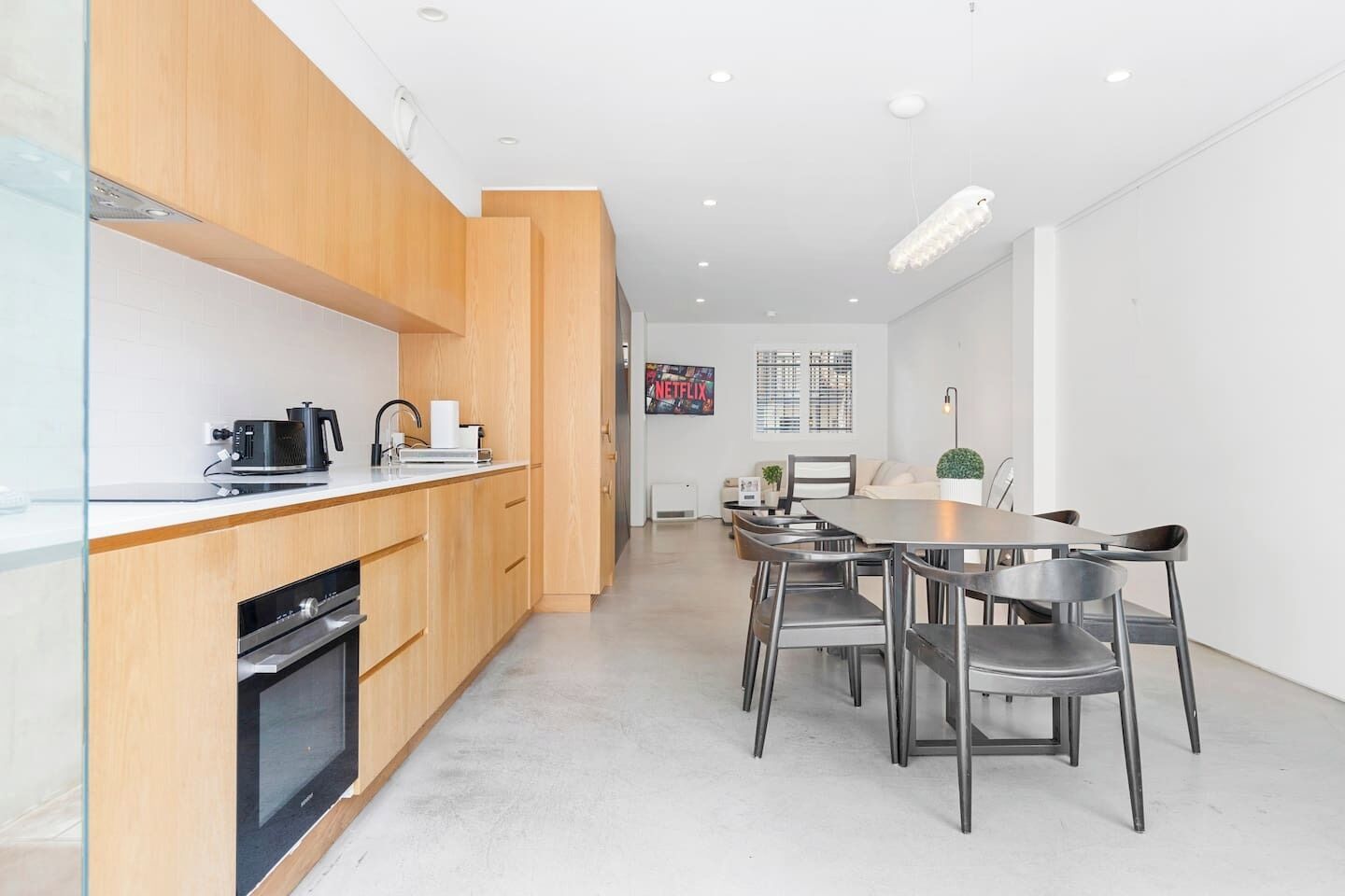 Jääkaappi, uuni, liesi, astianpesukone