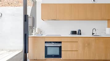 Een koelkast, een oven, een kookplaat, een vaatwasser