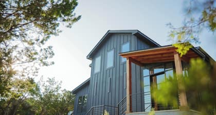 20 mins to downtown/Cowboy Pool /Hot Tub/Patio/Sleeps 12