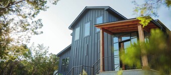 20 mins to downtown/Cowboy Pool /Hot Tub/Patio/Sleeps 12