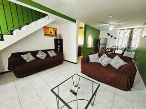 Hus – basic, terrasse | Oppholdsområde