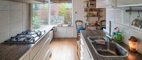 Kylskåp, ugn, spishäll och diskmaskin