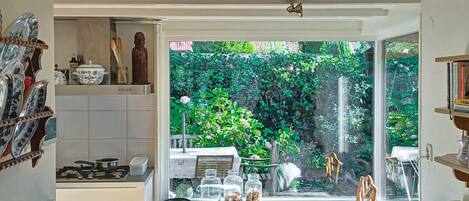 冷蔵庫、オーブン、コンロ、食器洗い機