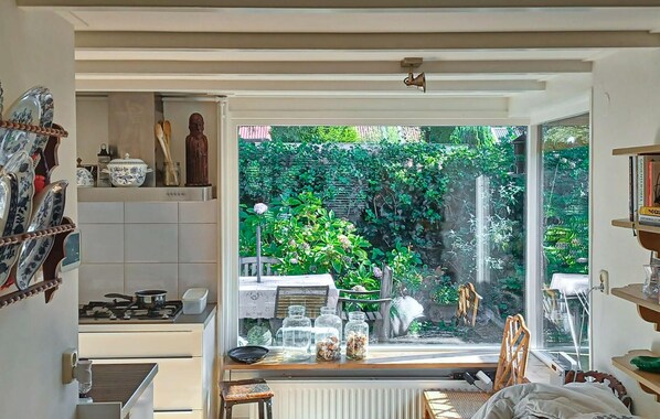 Kjøleskap, ovn, kokeplater og oppvaskmaskin