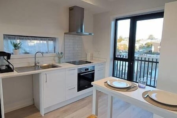 Frigorífico, microondas, placa de cocina y cafetera o tetera