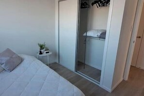 1 dormitorio, tabla de planchar con plancha, wifi gratis y ropa de cama