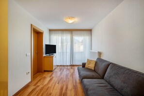 TV, ping pong - Holiday Apartment 'Linder 16' with Mountain View, Shared Pool and Wi-Fi (Natz)