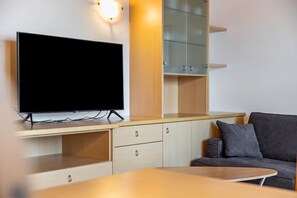 TV, tavolo da ping pong