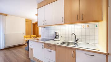 Fridge, stovetop, dishwasher, coffee/tea maker