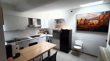 Habitación triple clásica | Cocina compartida | Frigorífico grande, horno, placa de cocina y lavavajillas