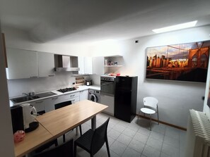 Classic Triple Room | Shared kitchen | Full-size fridge, oven, stovetop, dishwasher - Il Nido - Villetta in posizione strategica (Treviso)