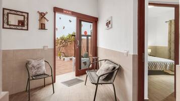 3 slaapkamers, een strijkplank/strijkijzer, gratis wifi, beddengoed