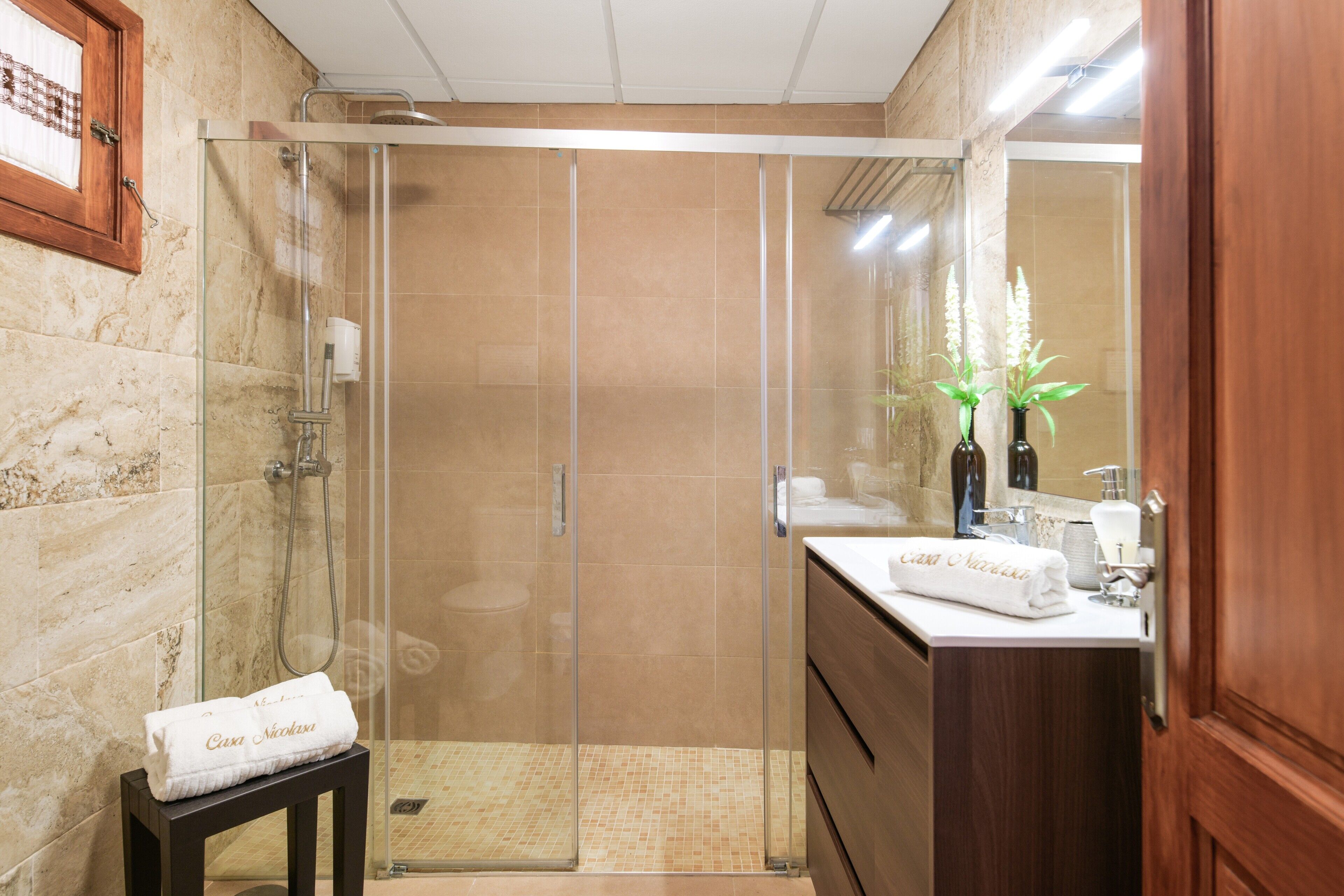 Een douche, een haardroger, handdoeken