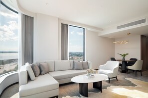 行政套房, 河景 | 起居區 | 55-吋智慧型電視，提供數位頻道