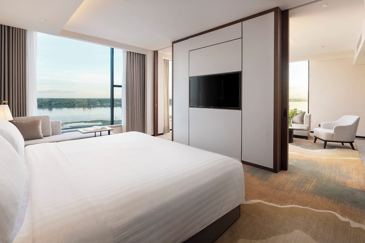 Executive suite, uitzicht op rivier | 1 slaapkamer, luxe beddengoed, een minibar, een kluis op de kamer