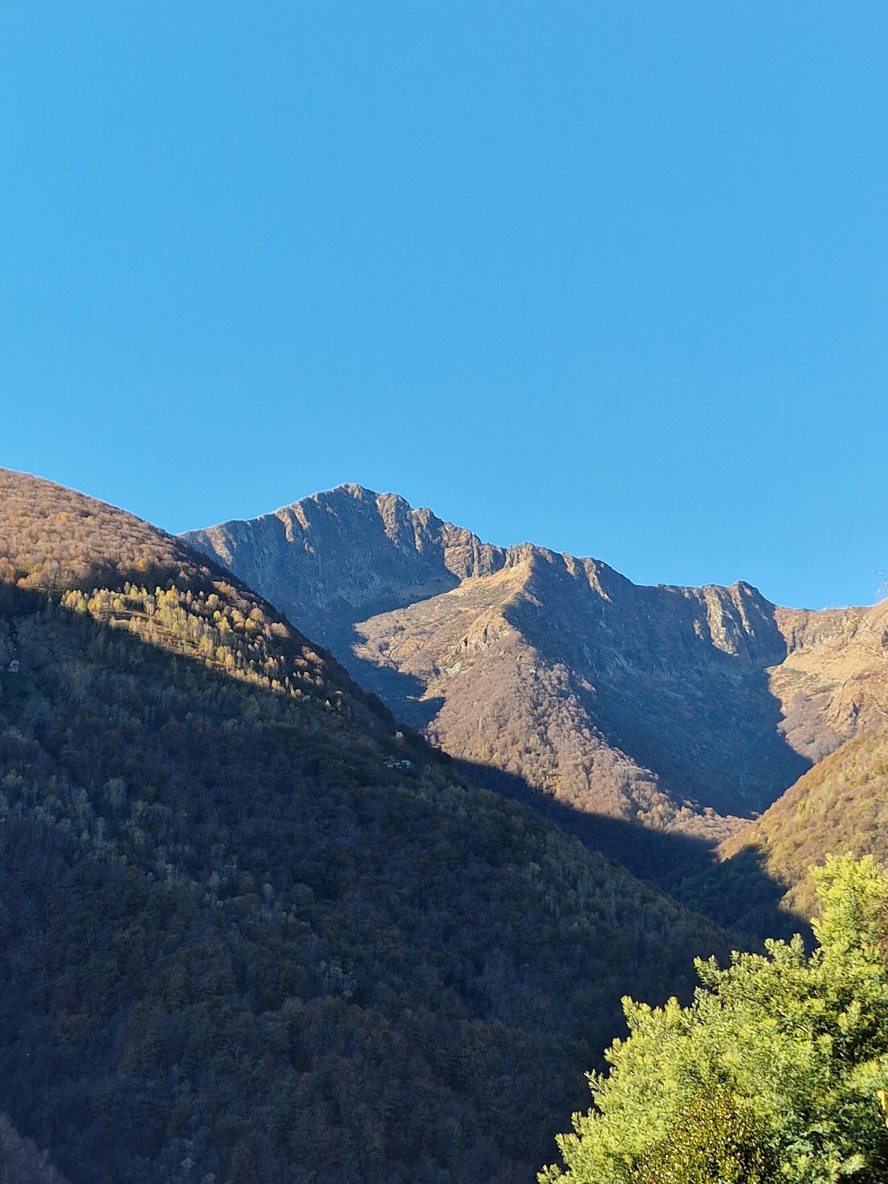 Un paysage montagneux sous un ciel dégagé.