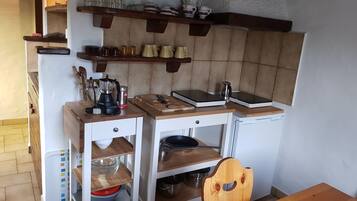 Réfrigérateur, plaque de cuisson, cafetiÚre/bouilloire