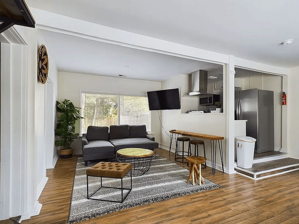 Smart TV, videojuegos, libros y monitor de computadora 