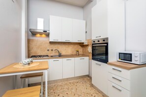 Jääkaappi, mikroaaltouuni, uuni, liesi