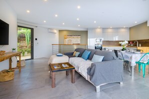 TV - Contemporary villa with panoramic views over the bay of Cannes and private swimming pool. (Mandelieu-la-Napoule)