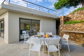 Outdoor dining - Contemporary villa with panoramic views over the bay of Cannes and private swimming pool. (Mandelieu-la-Napoule)