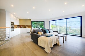 TV - Contemporary villa with panoramic views over the bay of Cannes and private swimming pool. (Mandelieu-la-Napoule)