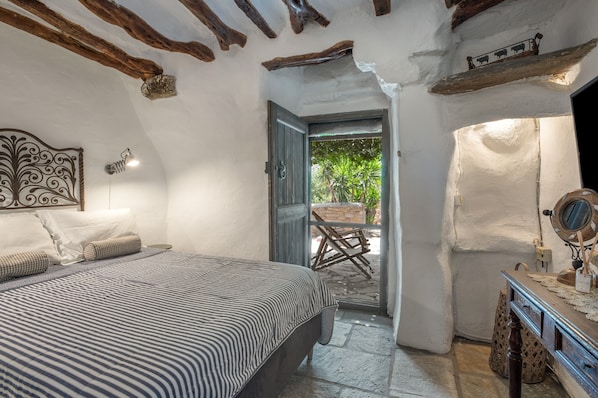 1 bedroom, iron/ironing board, WiFi (free), bed sheets